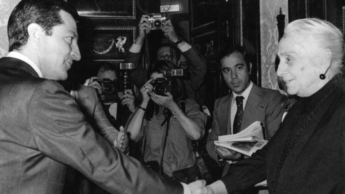 Imagen de archivo del presidente Adolfo Suárez saludando a Dolores Ibárruri, la Pasionaria, rodeados de medios gráficos.-ARCHIVO / EUROPA PRESS