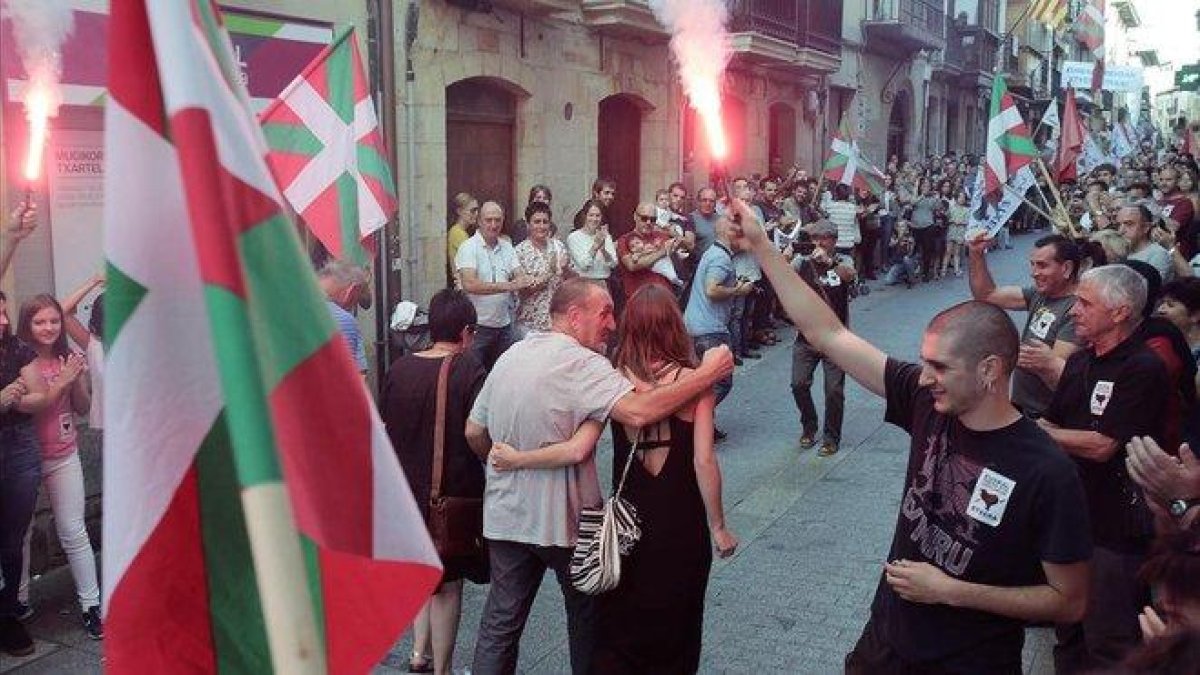 El preso de ETA Xabier Ugarte a su llegada a Oñate, este domingo.-EFE (GORKA ESTRADA)