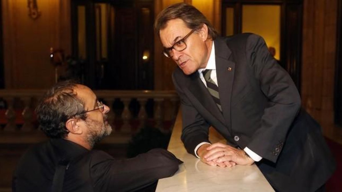 Antonio Baños y Artur Mas en el Parlament de Catalunya.-JULIO CARBO