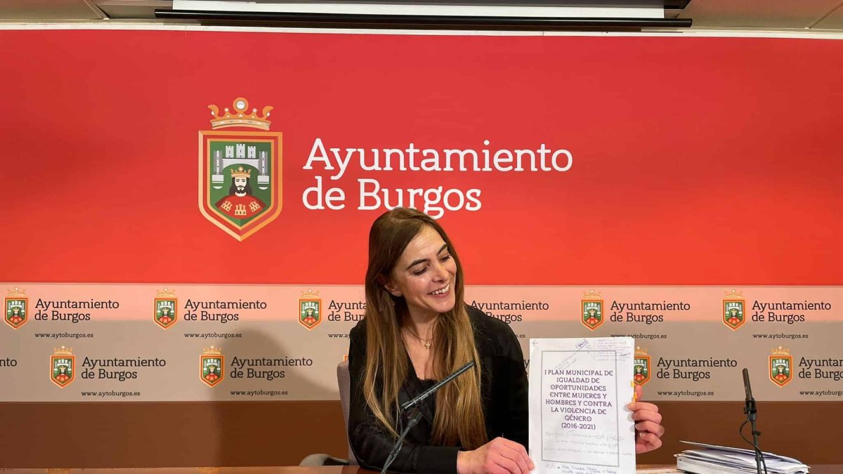La concejala Carolina Álvarez (PP) con el plan de Igualdad y Violencia de Género del Ayuntamiento que no está actualizado. ECB
