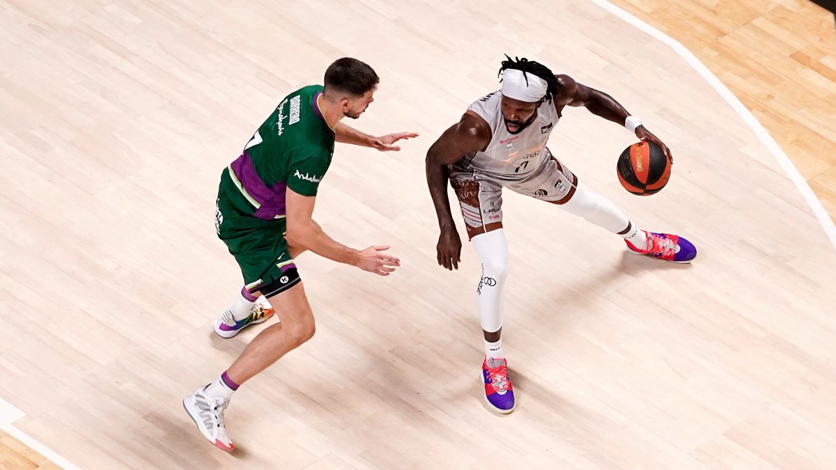 Braimoh busca el uno contra uno con Barreiro. ACB PHOTO / M. POZO