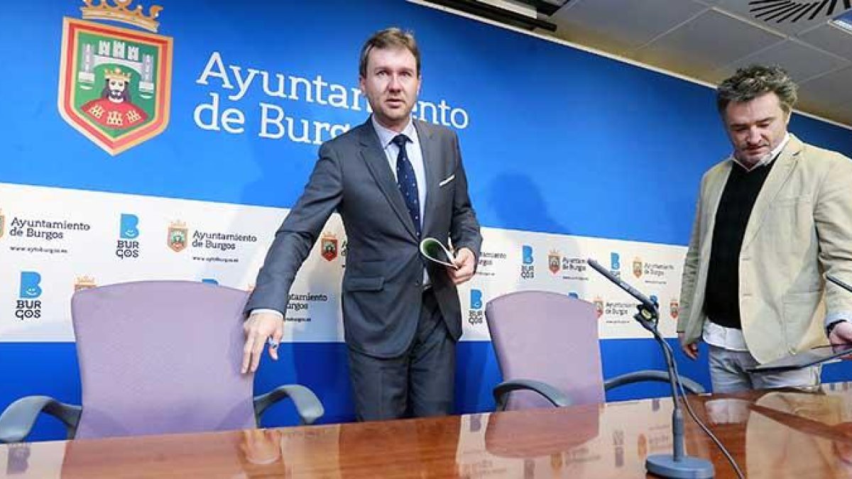 El alcalde de Burgos, Javier Lacalle, y el responsable de la entidad organizadora, Joseba Fiestras, ayer durante la rueda de prensa.-RAÚL G. OCHOA