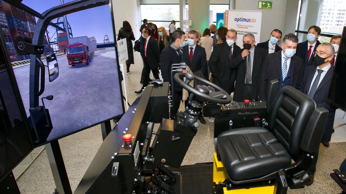 Las autoridades burgalesas participaron en la inauguración de la primera exposición del DIHBU Industria 4.0. TOMÁS ALONSO