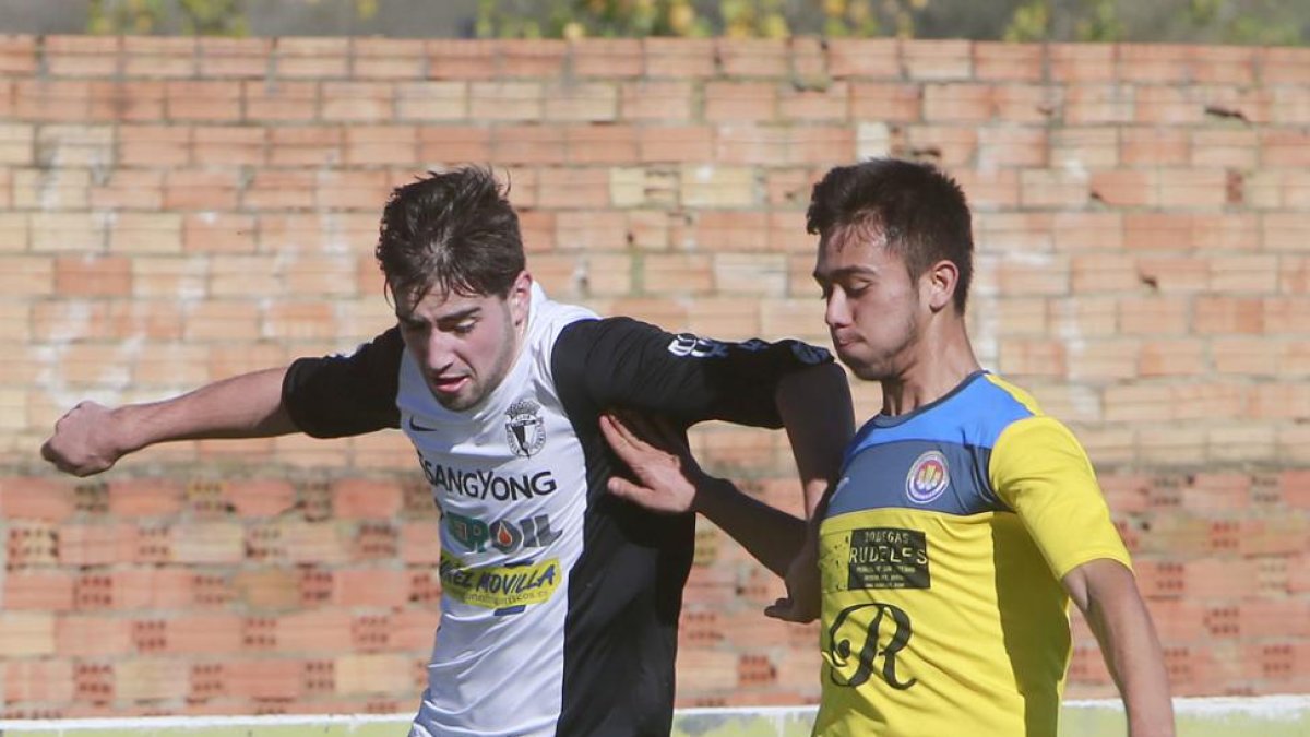 Imagen de un encuentro del Burgos B, que dejara de competir.-RAÚL G. OCHOA