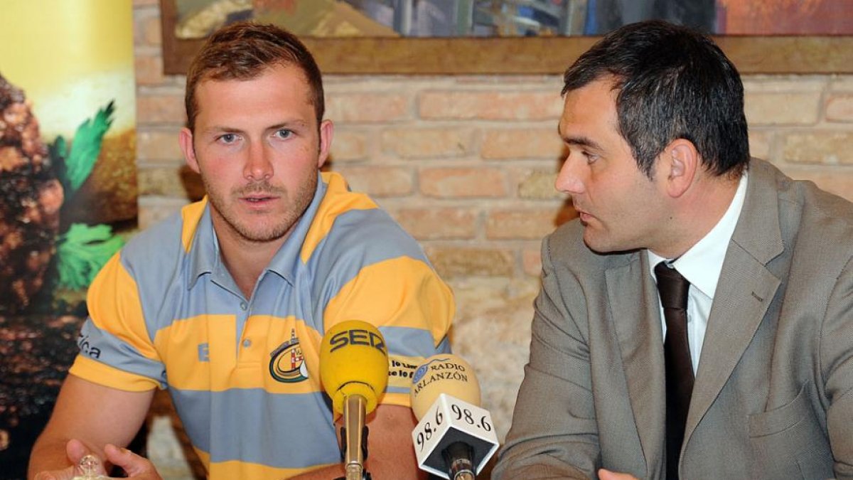 Brendan Campbell comenta sus primeras impresiones como jugador del Aparejadores RC en presencia del presidente del club, Leví Moreno.-ISRAEL L. MURILLO