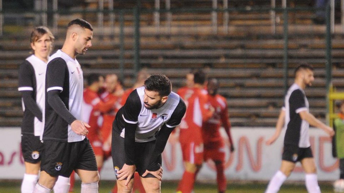 Prosi,Ander Vitoria, Adrián y Aitor cariacontecidos tras uno de los goles del Somozas.-ISRAEL L. MURILLO