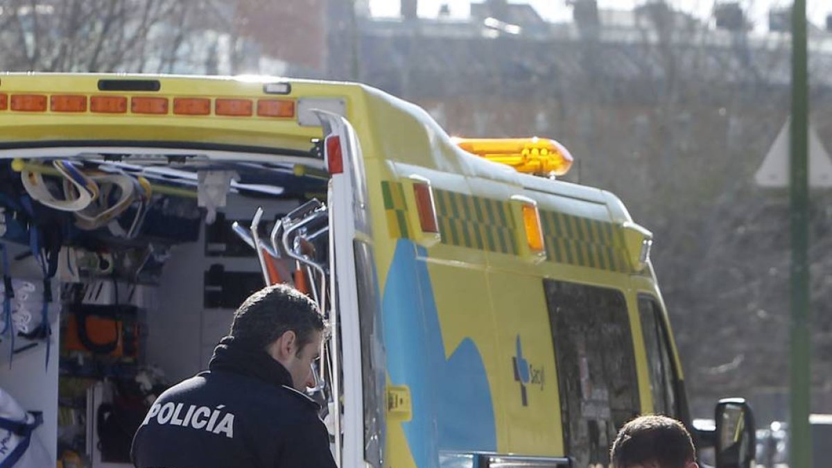 Varios sanitarios atienden a una persona atropellada en Burgos, uno de los siniestros más repetidos.-R. OCHOA