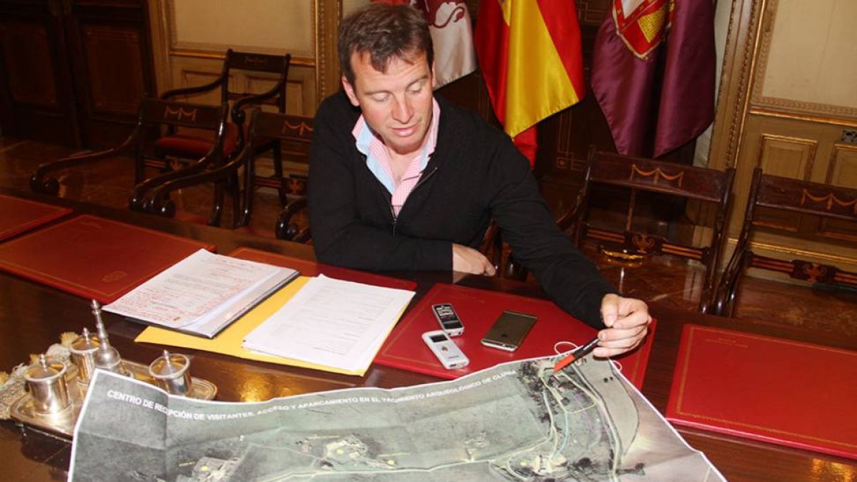 Suárez detalló que la intervención prevista se ubica en el entorno del actual pabellón de recepción.-ECB