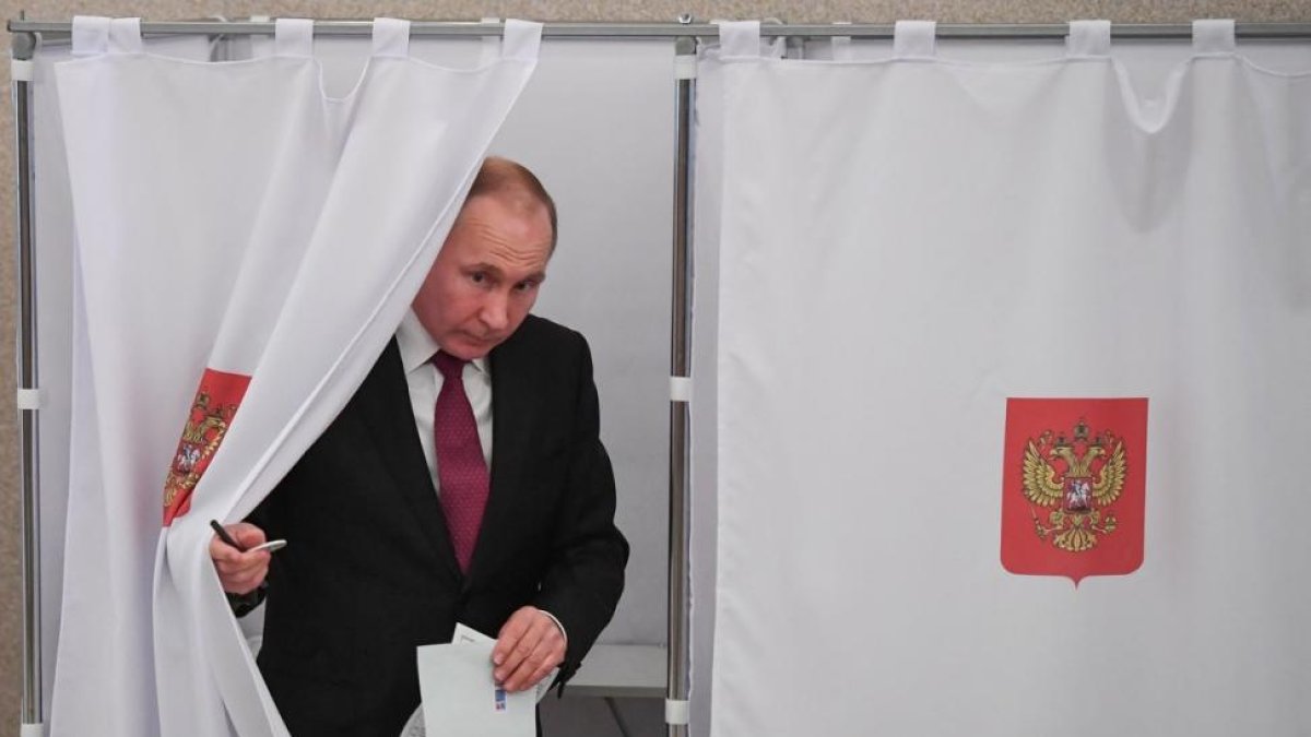 Vladimir Putin se dispone a depositar su voto en las elecciones presidenciales rusas. x-/ YURI KADOBNOV POOL POOL (EFE)