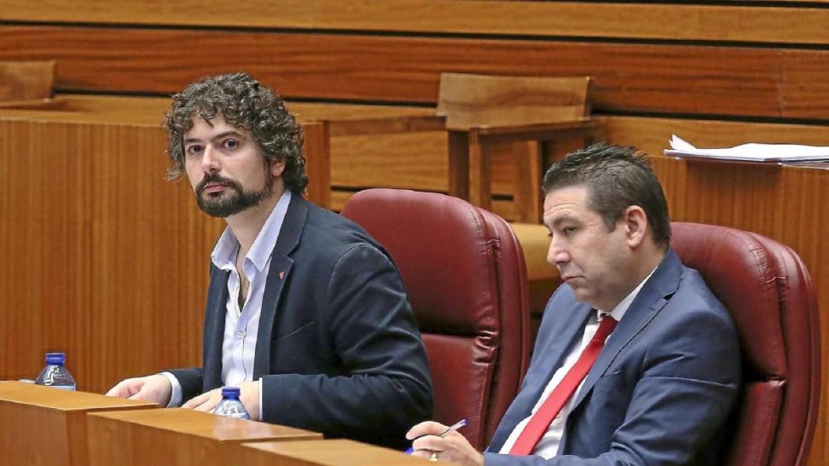 Los procuradores del Mixto, José Sarrión (IU) y Luis M. Santos (UPL).-Ical