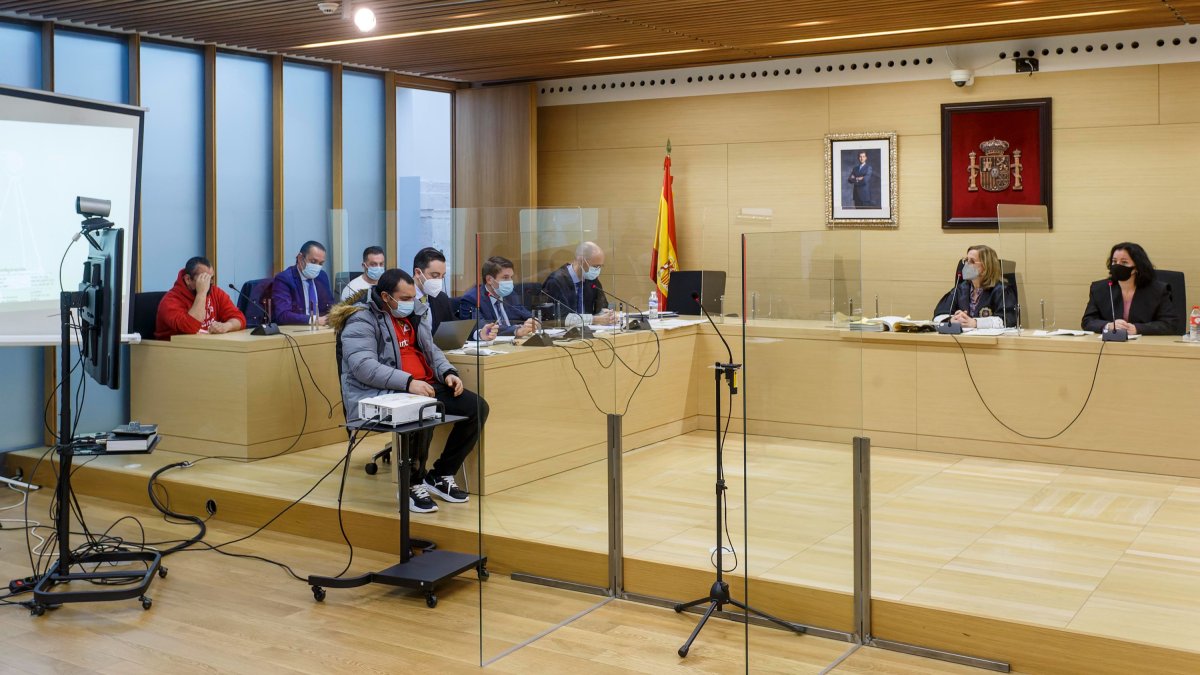 David D.J., con cazadora gris, en una de las sesiones del juicio por el asesinato del escayolista de Miranda. SANTI OTERO