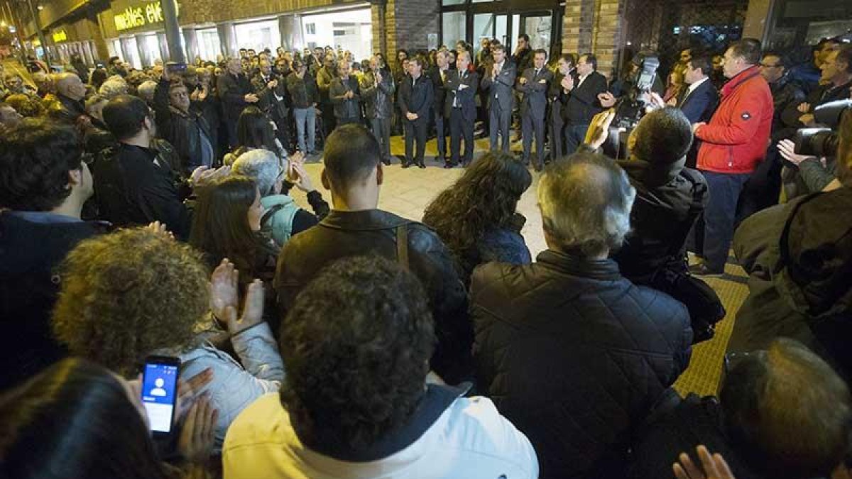 200 personas participaron en la concentración que se celebró a las puertas de El Correo de Burgos a las 20 horas.-RAÚL G. OCHOA
