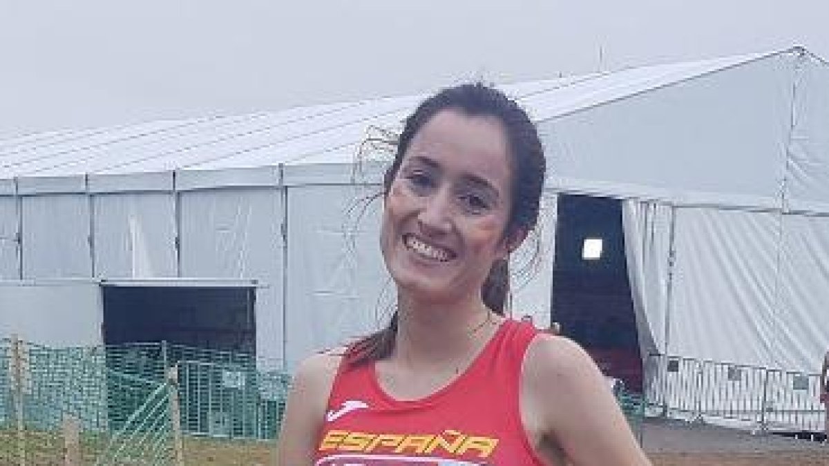 Cristina Ruiz sonríe una vez concluida la prueba en tierras lusas.-@ATLETISMORFEA