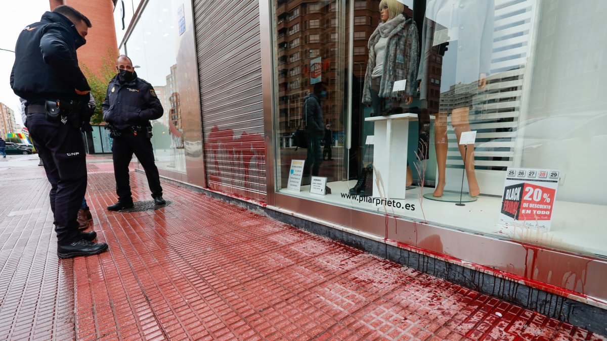 La Policía Nacional investiga unos restos de sangre en un establecimiento de la avenida de La Paz. TOMÁS ALONSO