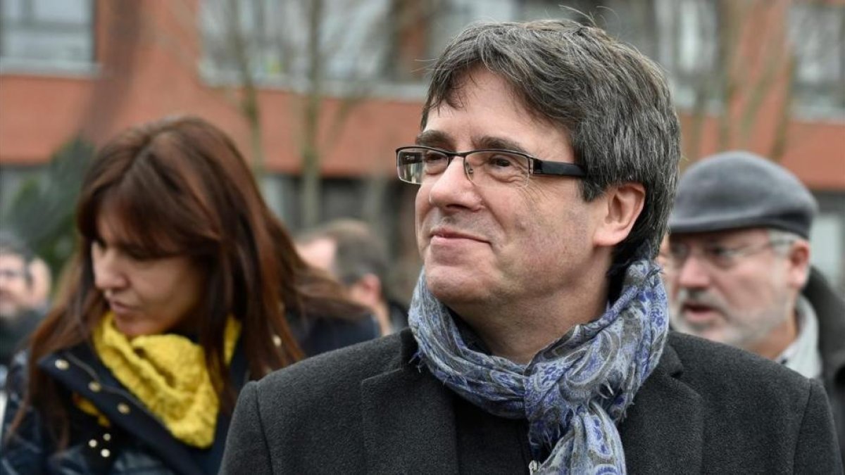 Carles Puigdemont, en Bruselas, el pasado 12 de enero con los diputados de Junts per Catalunya.-JOHN THYS (AFP)