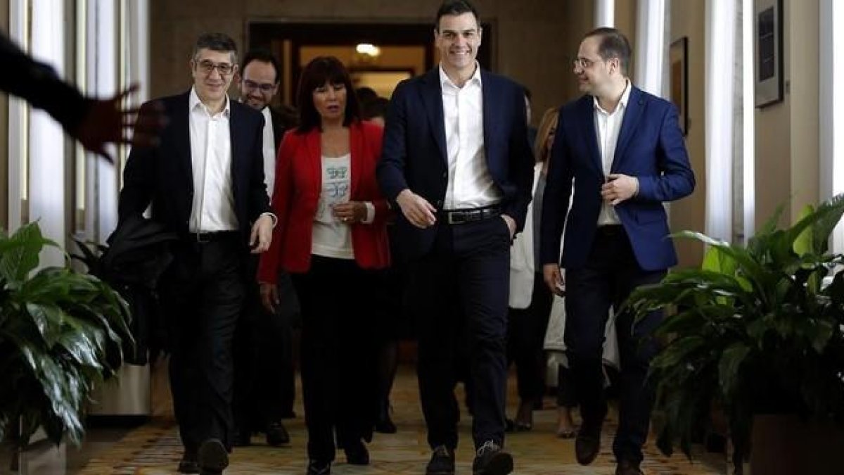 Sánchez, en el centro, a su llegada a la reunión con los parlamentarios socialistas, este martes.-