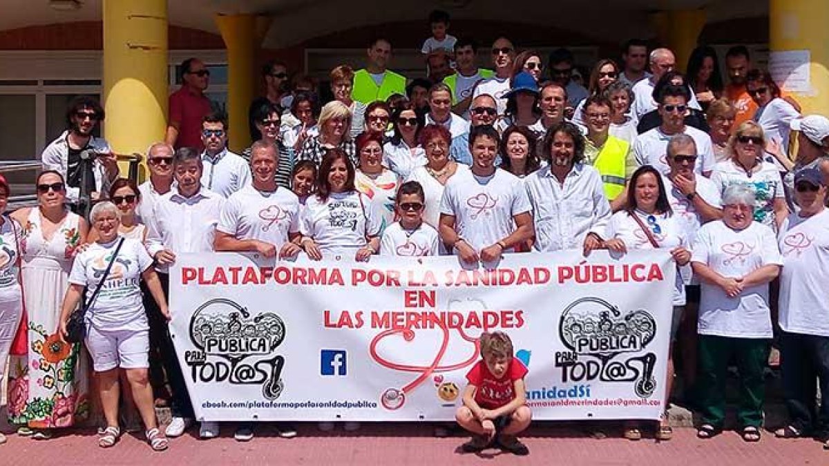 Integrantes de la Plataforma por la Sanidad Pública en Las Merindades y representantes de distintas formaciones políticas en el Centro de Especialidades de Villarcayo.-ECB