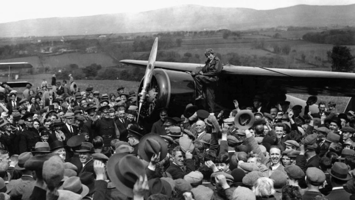Una multitud aplaude a Amelia Earhart, la primera mujer piloto en cruzar el Atlántico, en Londres el 22 de mayo de 1932.-AP