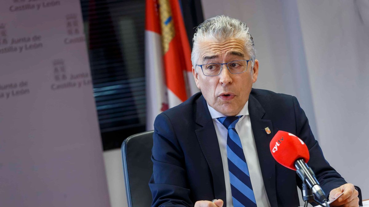 Roberto Saiz Alonso, delegado territorial de la Junta, explica la resolución de las ayudas al alquiler. SANTI OTERO