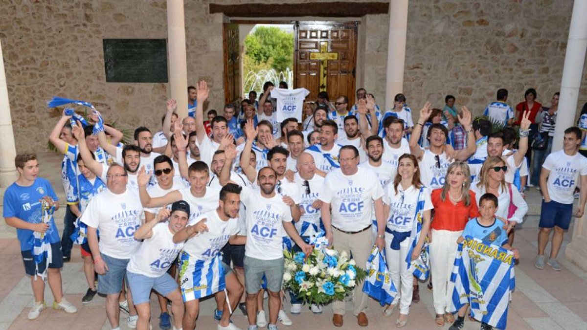 Foto de familia de la Arandina CF durante las celebraciones, ayer.-ALBERTO CALVO