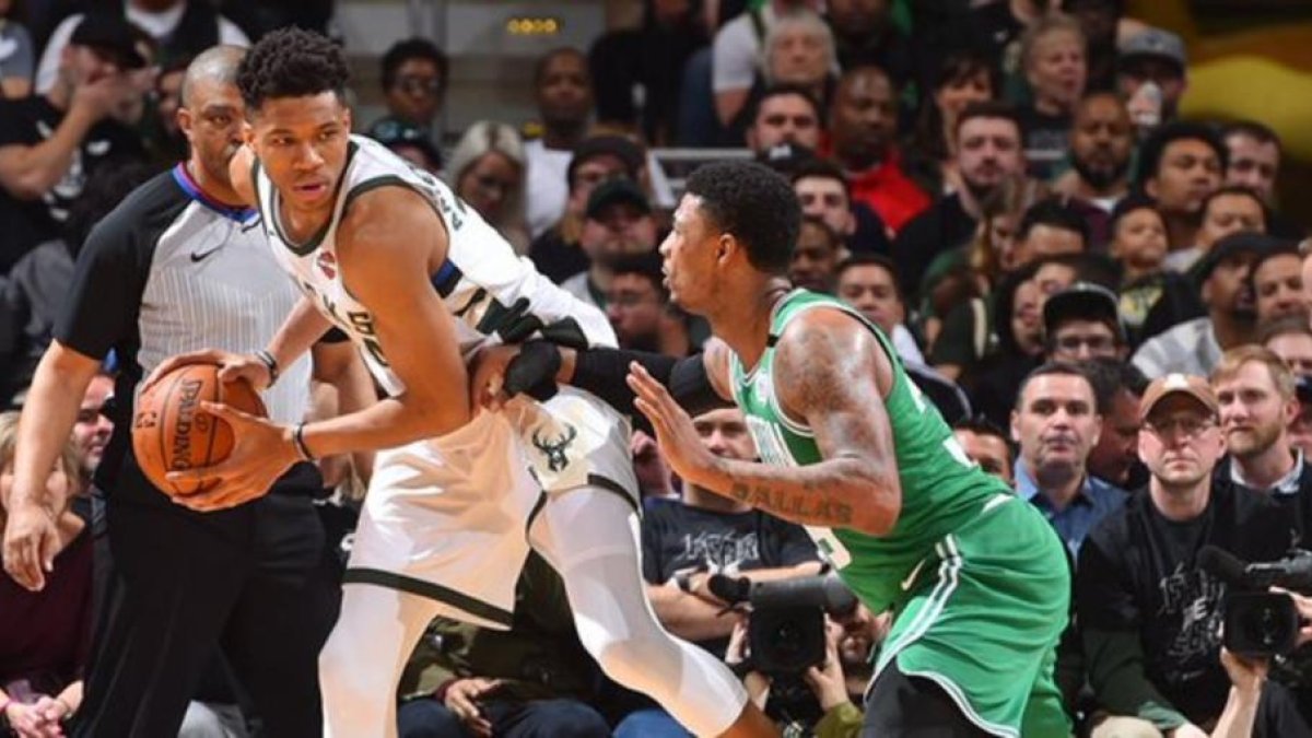 Giannis Antetokounmpo controla un balón.-/ TWITTER / BOSTON CELTICS