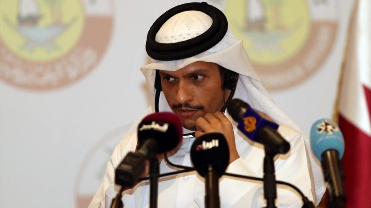 El ministro de Exteriores qatarí, Mohamed bin Abderrahman Al Thani, en una rueda de prensa, este martes.-AFP / KARIM JAAFAR