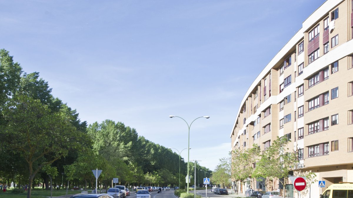 La avenida de Castilla y León incorpora algunos tramos a las zonas peatonales del fin de semana. ISRAEL L. MURILLO