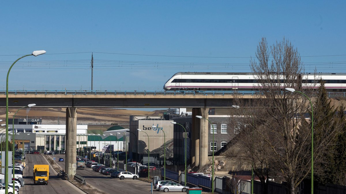 Imagen de uno de los viaductos con deficiencias a su paso por la capital. TOMÁS ALONSO