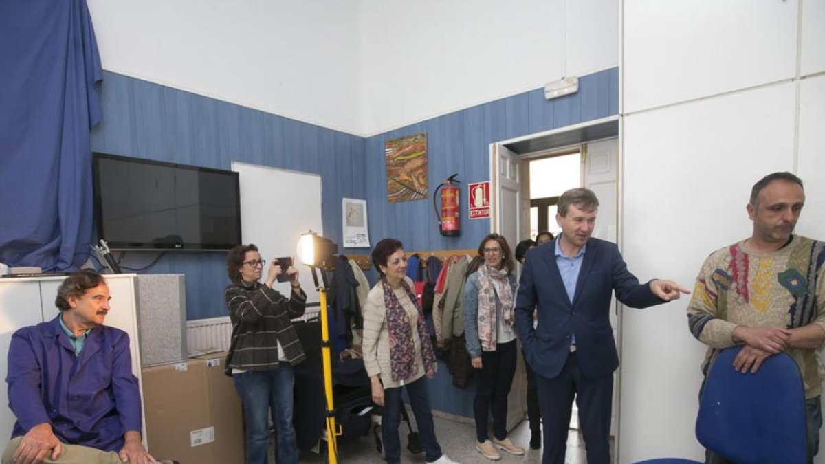 Javier Lacalle con Maribel Bringas durante su visita a la Unipec.-RAÚL G. OCHOA
