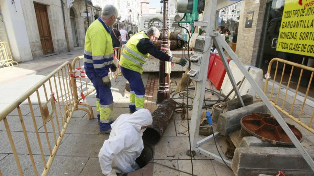 Empleados de Aguas trabajan en un avería.-RAÚL G. OCHOA