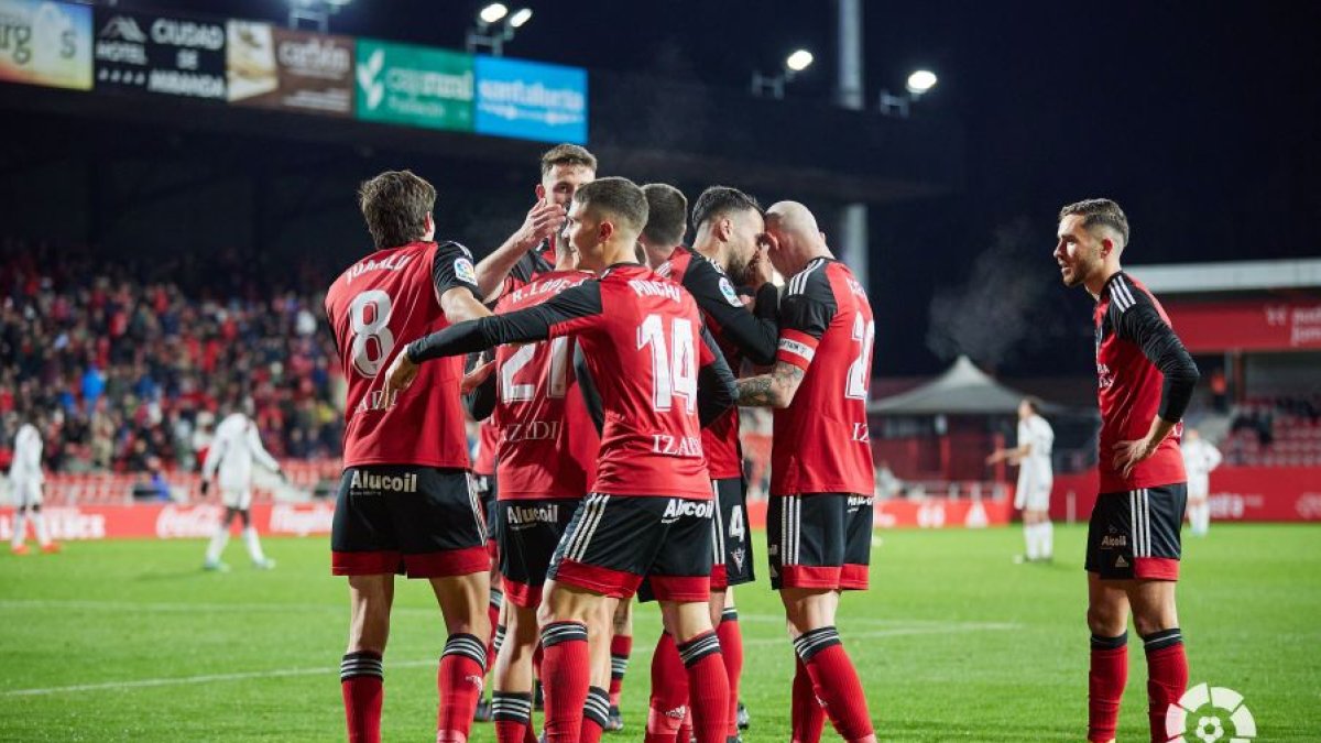 Los jugadores del Mirandés celebran uno de sus goles al Albacete. LALIGA