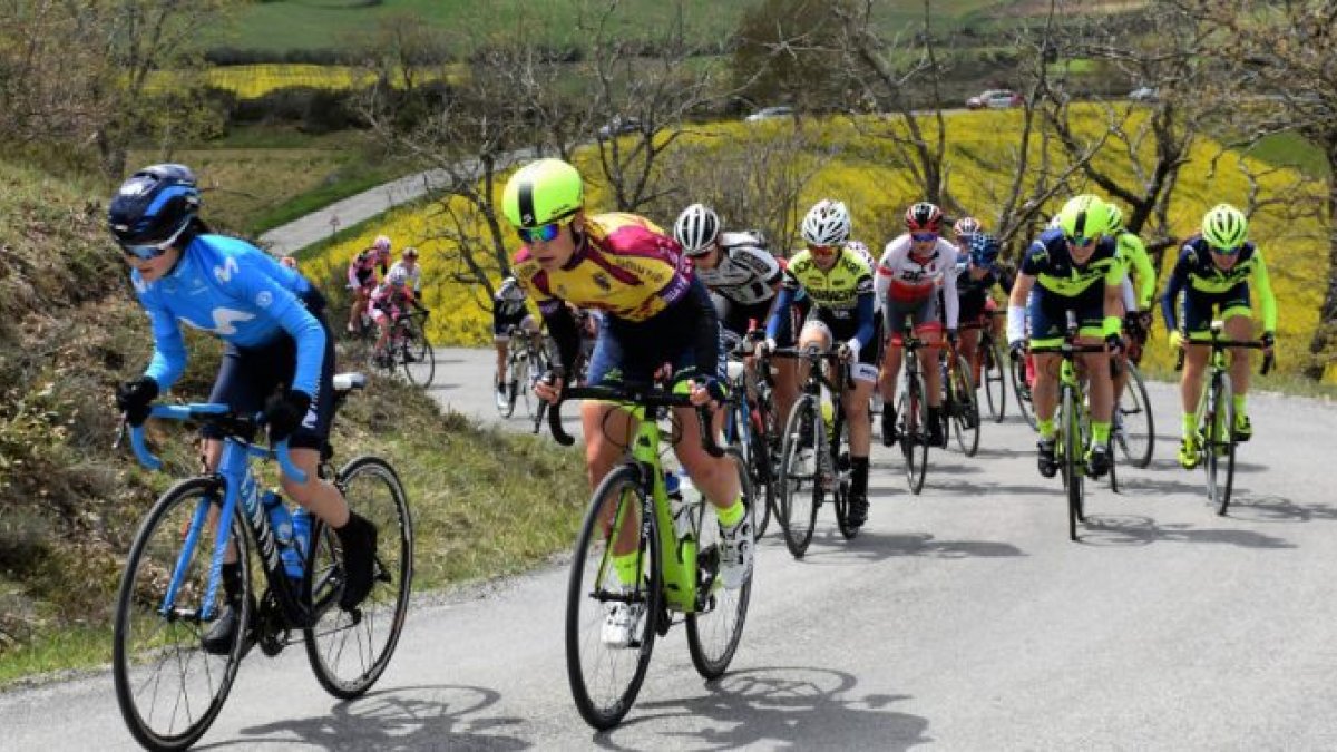 Eider Merino y Sara Martín en una etapa de la Vuelta Femenina. Daniel Peña