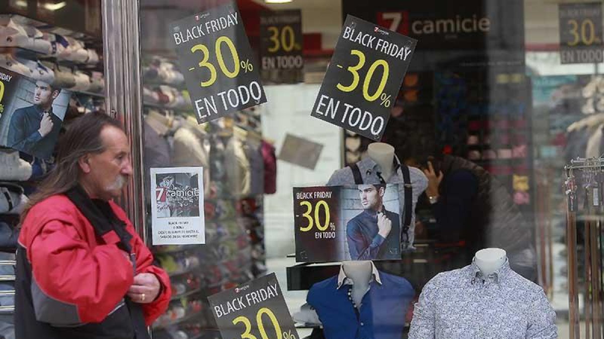 Imagen de un escaparate con descuentos del ‘Black Friday’.-RAÚL G. OCHOA