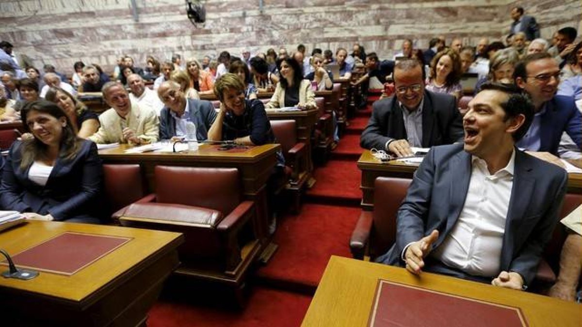 Tsipras, el primero por la derecha, en la reunión de su grupo parlamentario, este miércoles.-Foto: REUTERS / YANNIS BEHRAKIS