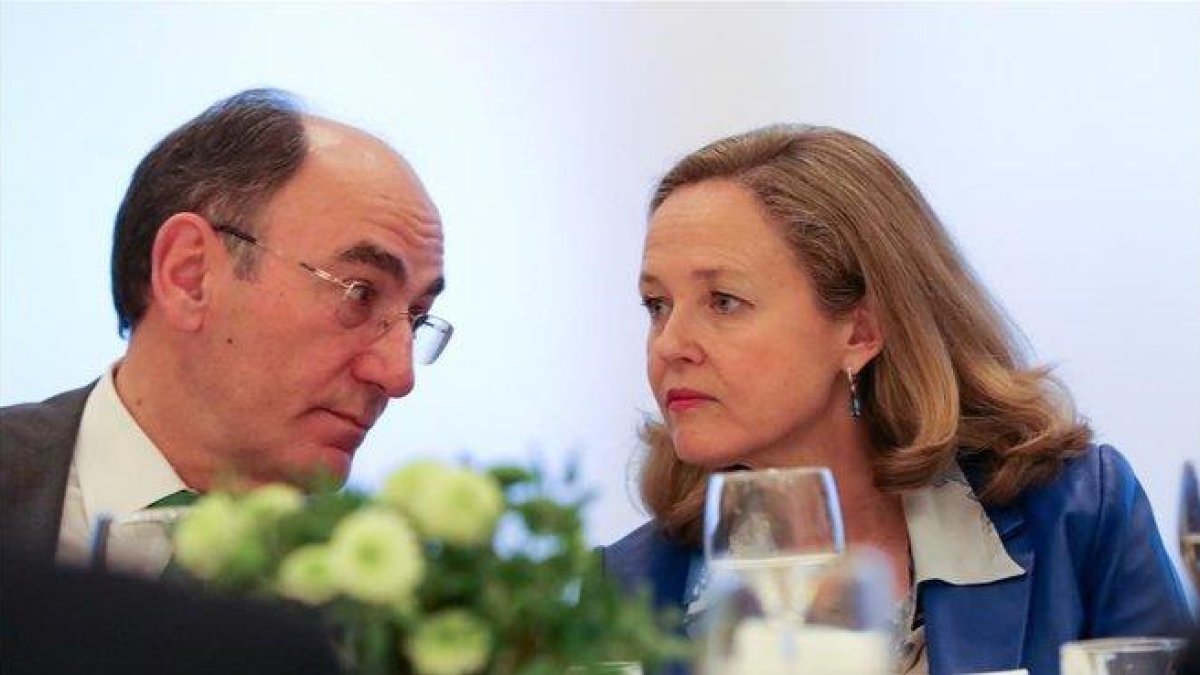 La vicepresidenta económica, Nadia Calviño, conversa con el presidente de Iberdrola, Ignacio Sánchez Galán, durante el ’Spain Investors Day’.-EUROPA PRESS / JESÚS HELLÍN