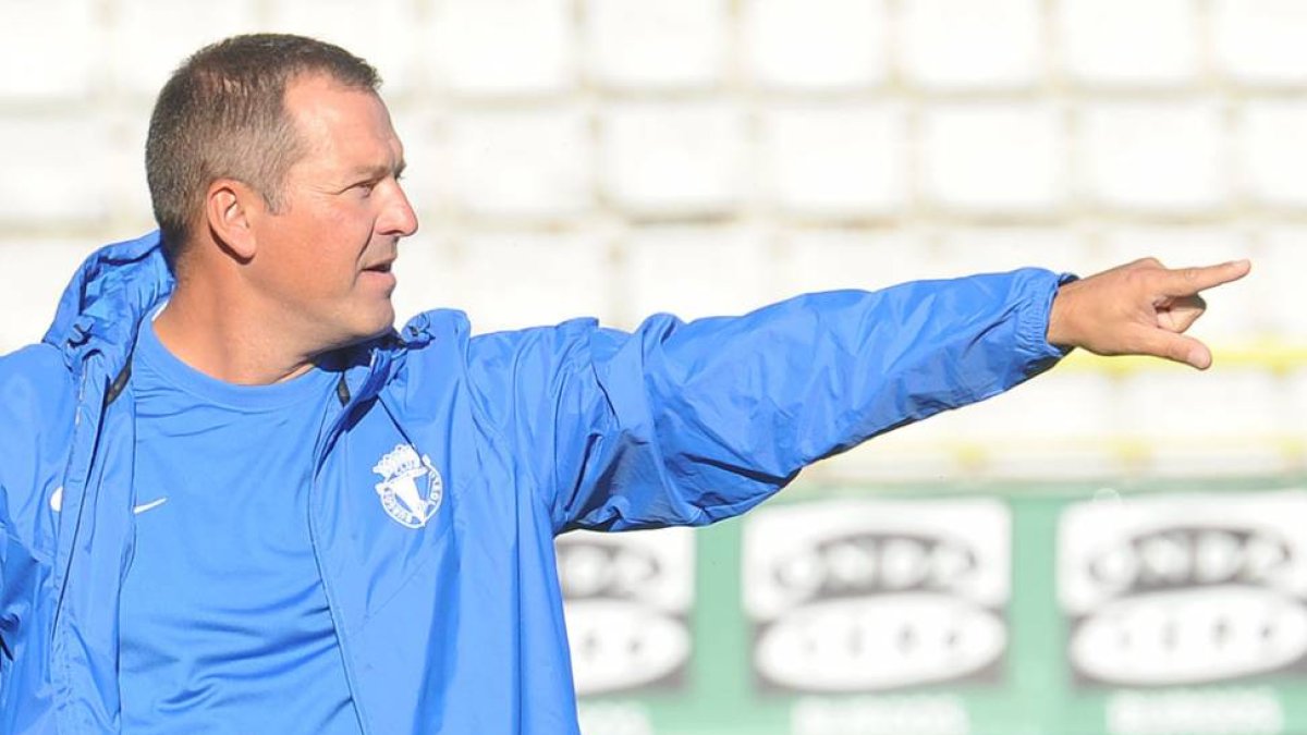 Ángel Viadero corrige a sus hombres durante el choque ante el Racing de Santander.-ISRAEL L. MURILLO