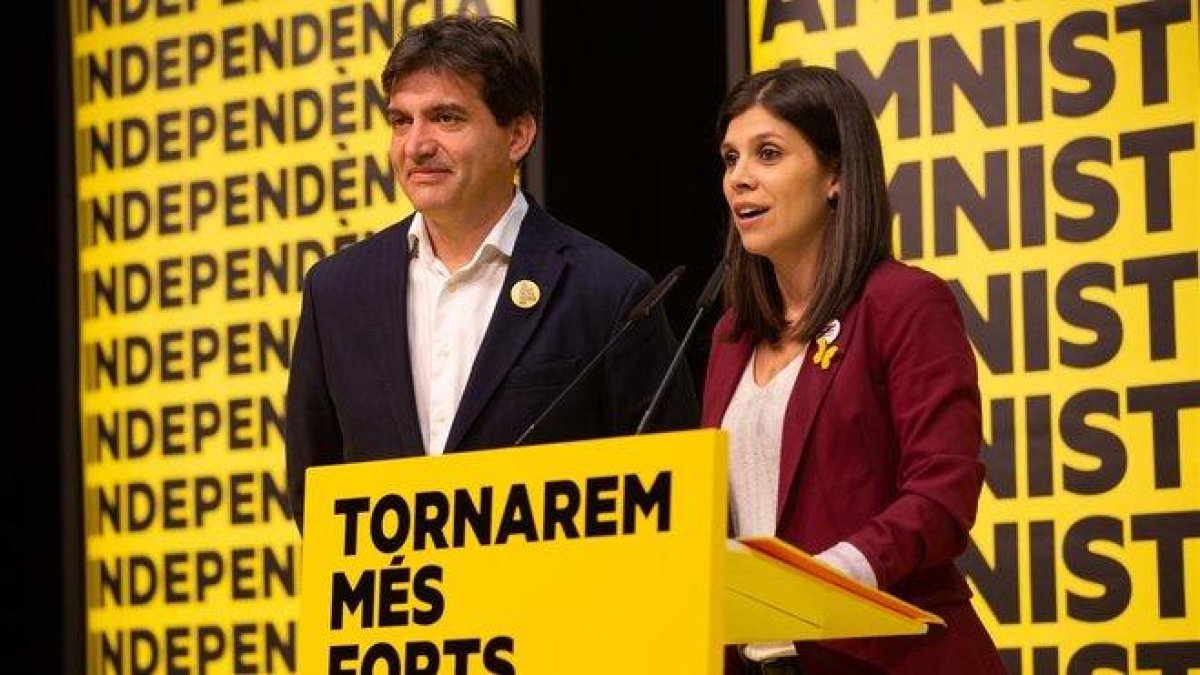 Sergi Sabrià y Marta Vilalta, en la comparecencia de ERC durante la noche electoral.-DAVID ZORRAKINO / EUROPA PRESS