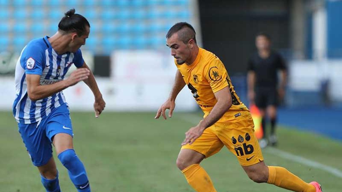 Jon Madrazo encara a su par en el choque que el Burgos disputó ante la Ponferradina.-LUIS DE LA MATA