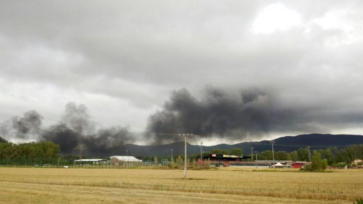 El intenso humo provocado por el incendio podía verse desde lejos.-ECB