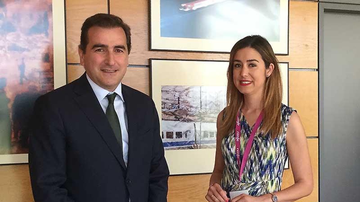 Félix Pintado y Aitana Hernando posan sonrientes después de la reunión celebrada ayer en Madrid.-ECB