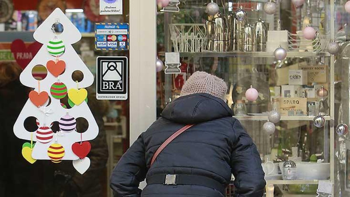 Las tiendas físicas que más se visitan son las de alimentación, para tecnología, ropa o juguetes el 50% del gasto ya es ‘on line’.-RAÚL G. OCHOA