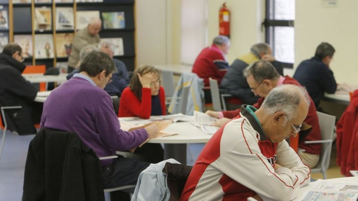 Varios usuarios ojean la prensa y revistas en la Biblioteca Gonzalo de Berceo. R.OCHOA