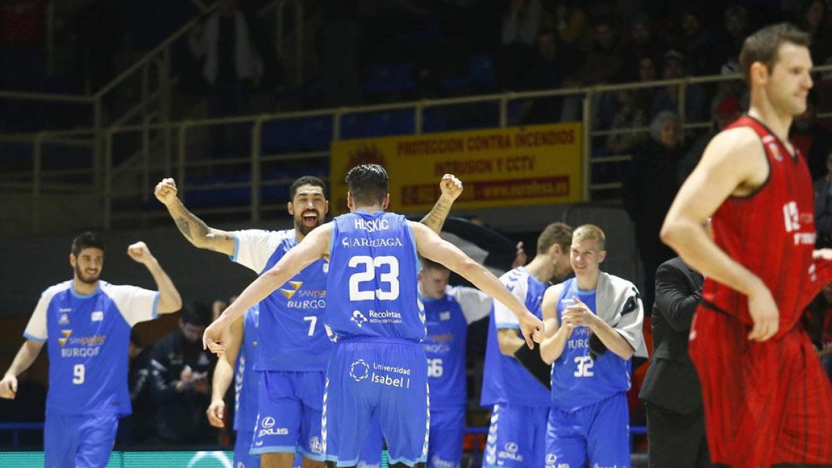 Los jugadores del San Pablo festejan el triunfo-ACB Photo / E. Cobos