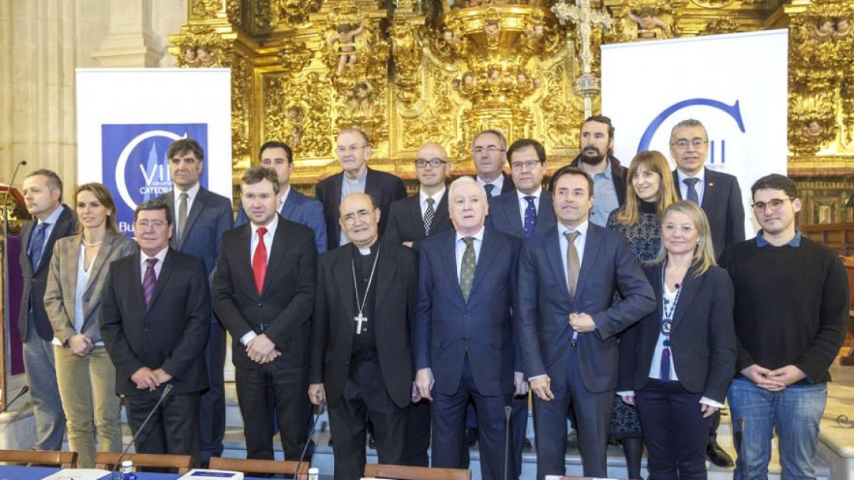 Foto de familia de los representantes de las distintas mesas de trabajo para el VIII Centenario de la Catedral de Burgos, ayer en la capilla de Santa Tecla.-SANTI OTERO