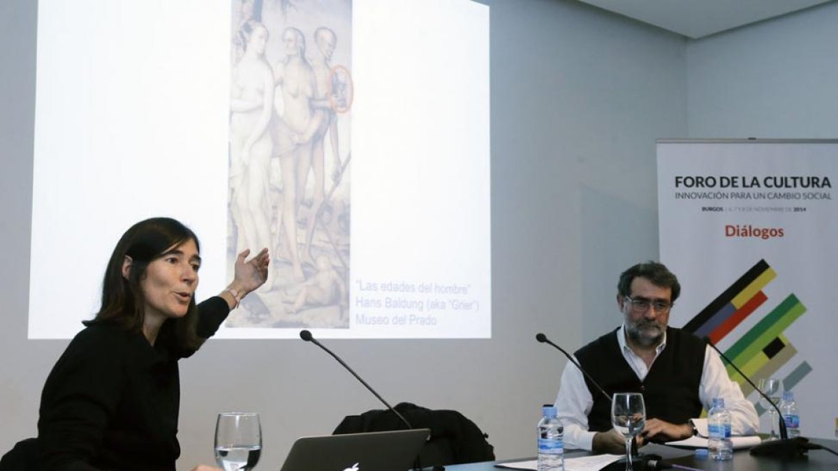 La investigadora María Blasco y el fotógrafo Joan Fontcuberta, en un acto del Foro de la Cultura de 2014.-RAÚL G. OCHOA
