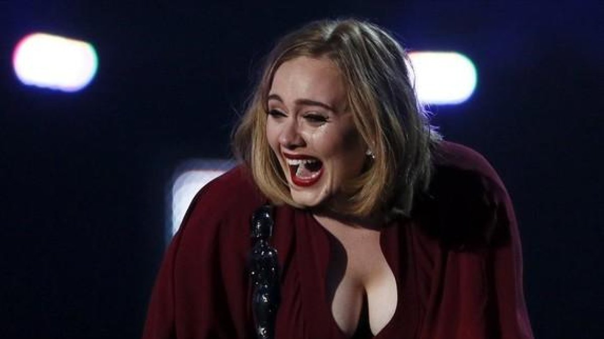 Adele, emocionada, con uno de los premios Brit, la noche del miércoles en Londres.-REUTERS / STEFAN WERMUTH