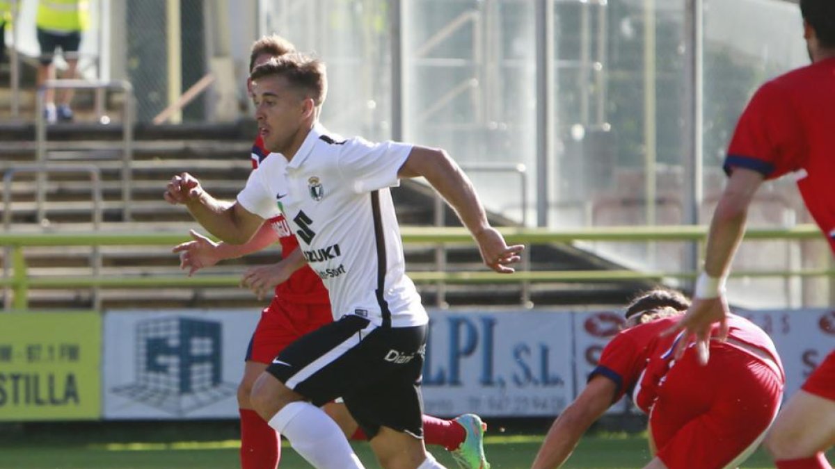 Álvaro Antón de va de un rival en un choque disputado en El Plantío.-RAÚL G. OCHOA