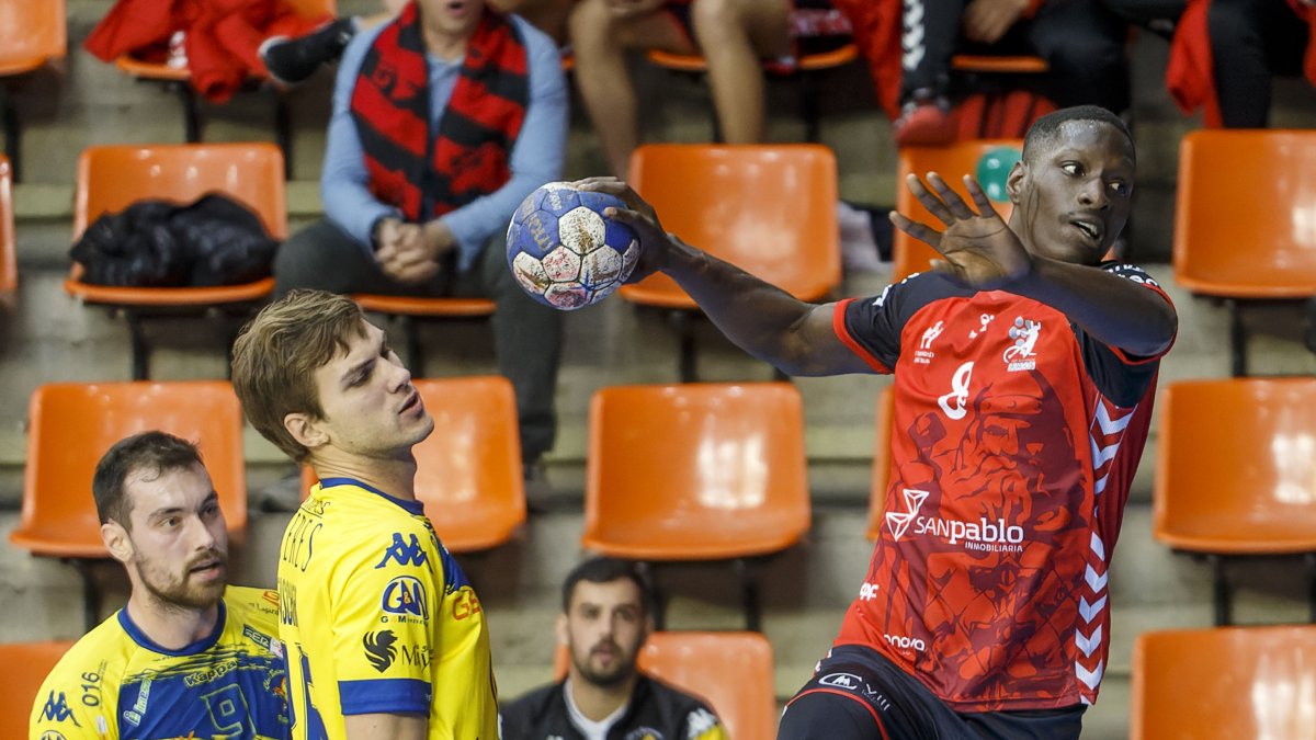 Adama Sako en el encuentro ante el Villa de Aranda. Tomás Alonso