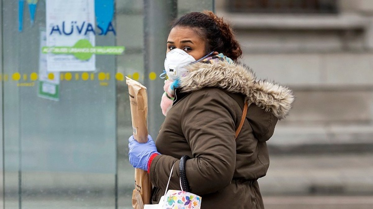 Una mujer con mascarilla en Valladolid. ECB