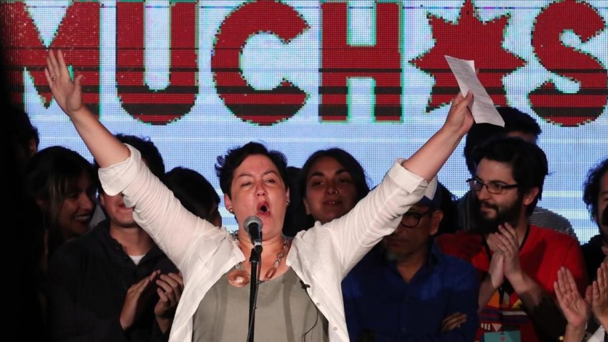 La gran sorpresa de las elecciones chilenas, la izquierdista Beatriz Sánchez, celebra su tercer puesto en los comicios.-/ EFE / MARIO RUIZ